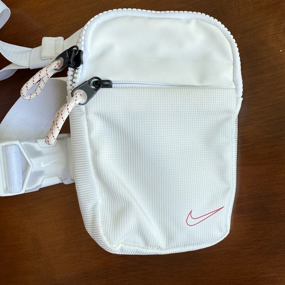 ✨Host pick✨NWOT Nike Essential Basketball White Crossbody Bag - Picture 3 of 7